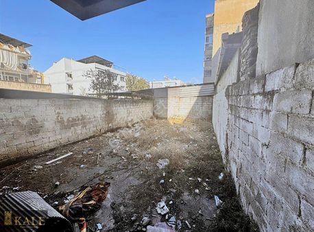 Kale'den Çarşı İçi Merkezi Konumda Satılık Geniş Dükkan