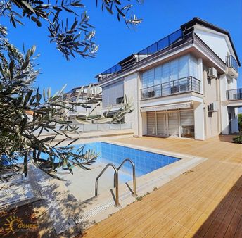 Altınkumda Denize 1 Dk Müstakil Havuzlu 4+1 Satılık Geniş Villa