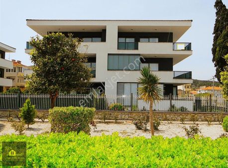 Çeşme Marina'ya Yakın 2+1 Bahçe Katı Teraslı Daire