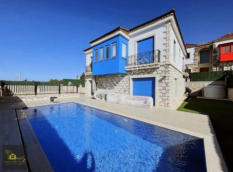 Çeşme'de Satılık Tam Müstakil 4+1 420 M2 Arsa Paylı