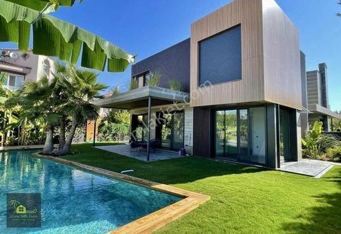 Çeşme Ilıca'da Denize 100 Mt Mesafe'de 5+2 Triplex Villa Atilla