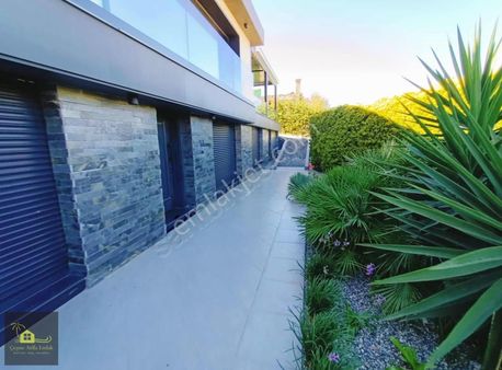 Çeşme'de Ful Deniz Manzaralı Ultralüx Havuzlu Müstakil Villa