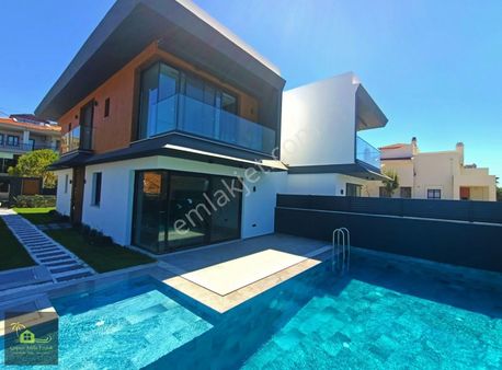 Çeşme'de Satılık Deniz Manzaralı 4+1 Müstakil Havuzlu Atilla
