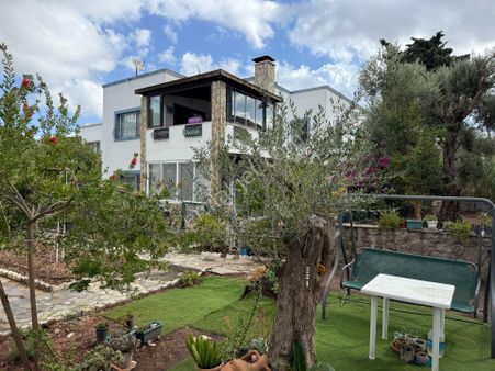 Bodrum Turgutreis Merkezde Marinaya 100 Metre Mesafede Satılık 3+1 2.kat Daire