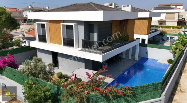Çeşme Şifne'de Müstakil Havuzlu 4+1 Villa Deniz Görür Yakın