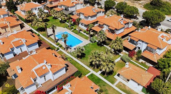 Çeşme Çiftlikyolu Üzeri Site İçerisin'de Ortak Havuzlu Villa