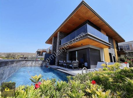 Çeşme'de Satılık 4+1 Ful Eşyalı Müstakil Havuzlu Villa