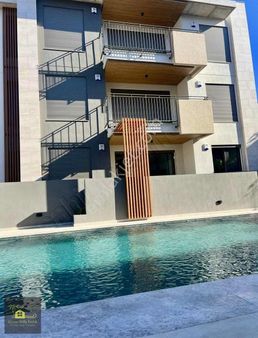 Çeşme Marina Yakını Asansörlü Havuzlu Lüx Daire Kapalı Otoparklı