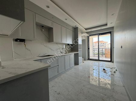 Yenişafakta 2+1 Sıfır Asansörlü Satılık Daire