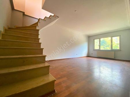 Sarıyer Boğaziçi Sitesi D Blok’ta Kiralık 3+1 Çatı Dubleksi – Geniş Teraslı, Doğa Manzaralı