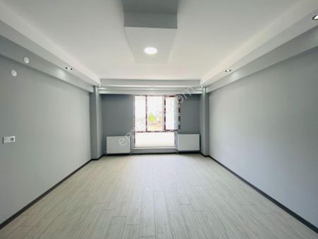 Güven'den Kapaklı'da Caddeye Yakın ,kapalı Otoparklı 2+1 Daire