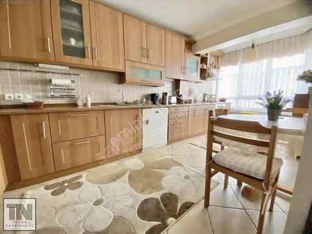 Dikmen Cad. Dibi Köşe Parsel Harika 4+1 1. Kat Mükemmel Konum!