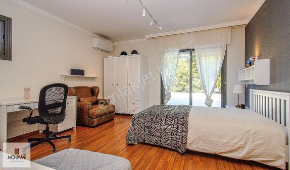 3700m2 4+1 250m2 Sıfır Villa Sahile 300mt Mesafede Otoparklı