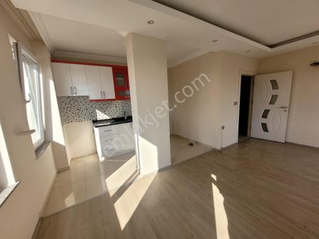 Ahatlı Diş Hast.karşısı Cadde Üzeri 2+1 2.kat Açık Mutfak Daire