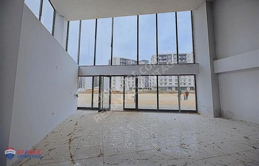 Re/max Advantage İle Kiralık Tripleks Dükkan :prestijli Konum