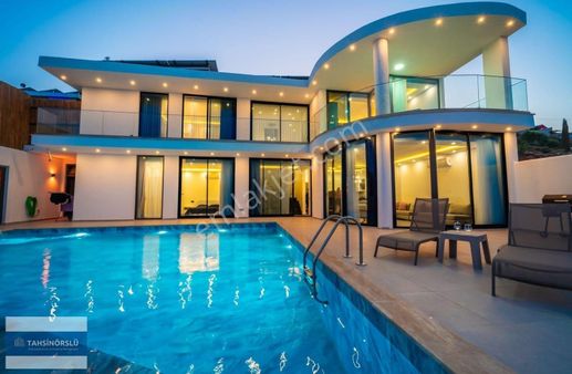Kalkan Yeşilköy'de Fırnaz Koyu'nun Eşsiz Manzarasında 6+2 Villa