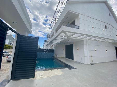 Hisarda 4+1 Ultra Lüsk Havuzlu Deniz Manzaralı Sıfır Villa