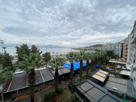 Mithatpaşa Caddesinde Deniz Manzaralı Temiz Bakımlı Arakat Daire