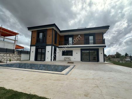 Didim Seyrantepe’de 601 M2 Lik Arsaya Oturmuş Havuzlu Dev Villa