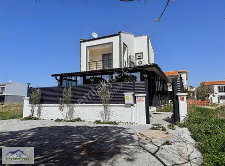 Ayvalık Su Gayrimenkul'den Altınova'da Havuzlu Satılık 2+1 Villa