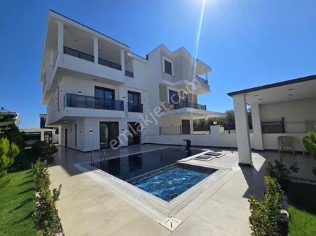Didim Altınkumda Plaja 1,km Mesafede 312 M2 Arsa İçinde 5+1ayrı Mutfaklı Havuzlu Çift Teraslı Villa