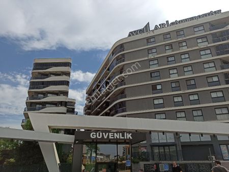 Bornova Avcılar Cadde Bostan'da 2+1 4. Kat Ebeveyn Banyolu