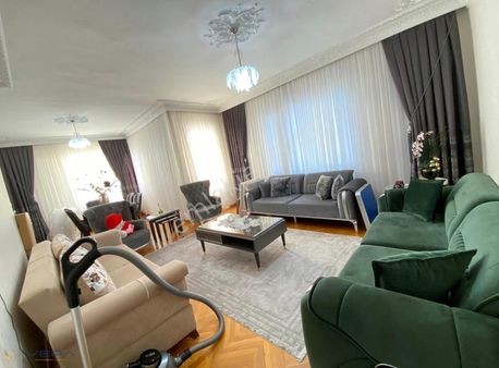 Merkezi Konumda Satılık 3+1 Garajlı Geniş Ve Bakımlı Daire