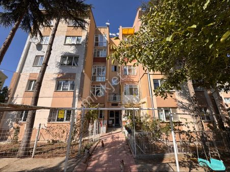 Pera'dan Çankaya Göçmen Konutlarında Kiralık Ara Kat 2+1 Daire