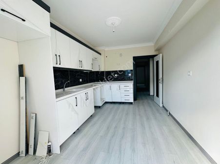 Başak'ta Özalp Caddesi Yakınında Asansörlü 3+1 1. Katta Satılık Sıfır Daire !!