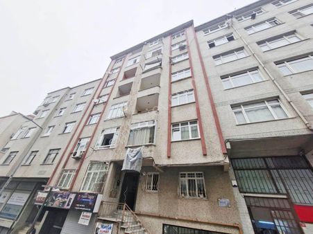 Yenibosna İtfaisine Yakın 6 Kat Asansör Yok 3+1 Kiralık Daire