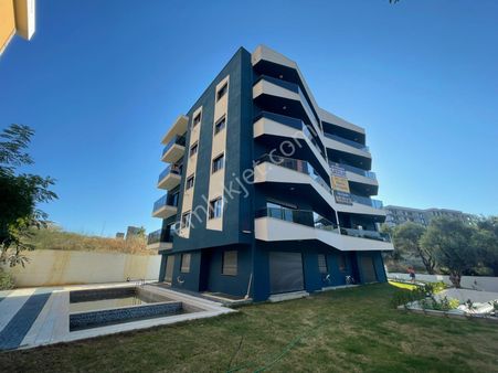 Kuşadası'nda Havuzlu Doğalgazlı 2+1 Daire