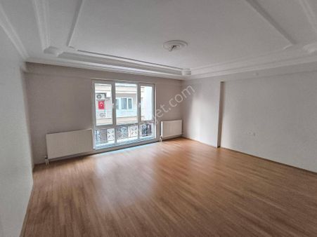 Manisa Yunusemre Lalapaşa Mah.1.balkon 3+1 115m2 Asansörlü 18 Yaşında 4.950.000 Tl