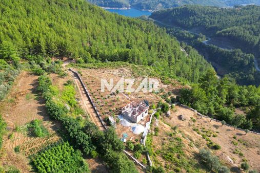 Alanya Üzümlü'de 6.033 M² Satılık Tarla Ve Kargir Ev