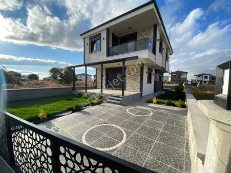 Dağlı Gayrimenkul’den Ayvalık Altınova Sahilde 3+1 Sıfır Villa