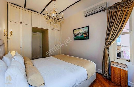 Galata'da Tarihi Binada 2+1 Tadilatlı Şık Daire