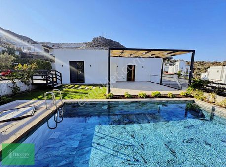 Denize 500m 3+1 Tek Kat Site İçi Özel Havuzlu Villa