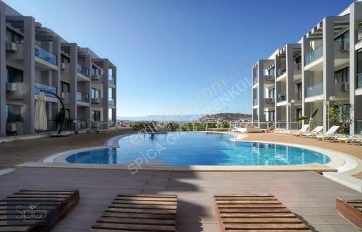 Çeşme Merkezde Deniz Manzaralı Havuzlu Eşyalı Satılık 1+1 Daire