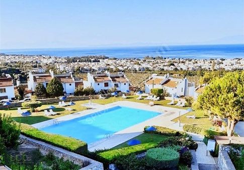 Gümüldür Gümüşsuyu Yakamoz Sitesinde 4+1 Satılık Tripleks Villa