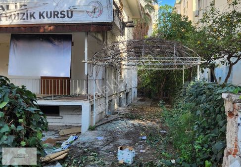 Bostanlı Merkez De 363 M2 Arsa Üzerinde Yerleşik Satılık Villa