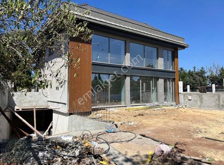 Mercanda Muhteşem Konumda Kiralık 2 Katlı Dükkan