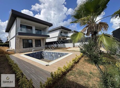 Şile Sahilköy'de Deniz Manzaralı Havuzlu Akıllı Sistemli Villa