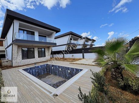 Şile Sahilköy'de Deniz Manzaralı Havuzlu Akıllı Sistemli Villa