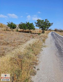 Şuhut Ağzıkara Köyü Yola Sıfır 7160 M2 Tarla