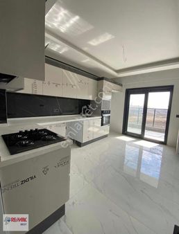 41 Menemen Ulukentte Havuzlu Site İçerisinde 2+1 Satılık Daire