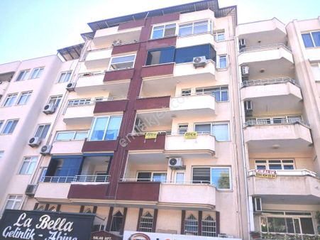 Pirireis Mahallesinde İsmet İnönü Caddesinde Ara Kat Deniz Manzaralı Temiz Satılık Daire