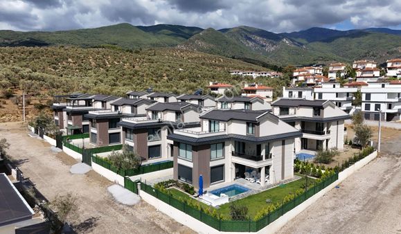 Yiğit'ten Güre'de 4+1 Müstakil Havuzlu Tripleks Lüks Villa