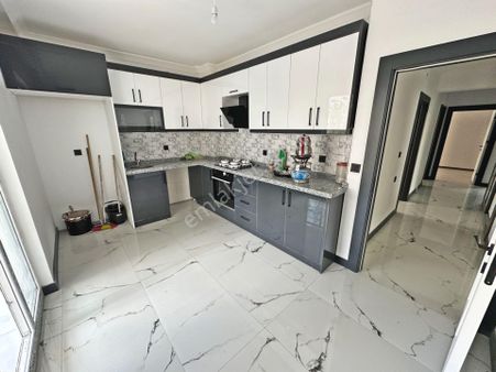 Misket Sağlık Ocağı Yakınında Sıfır Binada Ön Cephede 3+1 Satılık Daireler