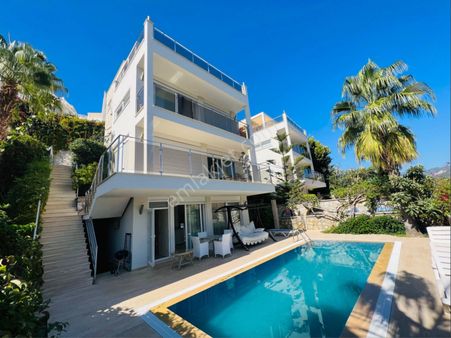 Konaklıda Sahile 300 Mt Müstakil Havuzlu 3+1 Tripleks Villa