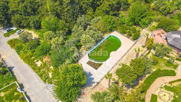 Kuşadası Soğucak Köyünde Doğayla İç İçe 3+1 Tripleks Villa