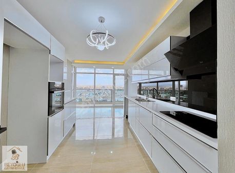 Beyoğlu'ndan Bölgenin Kalbinde 7/24güvenlikli Manzaralı Lüx 4+1